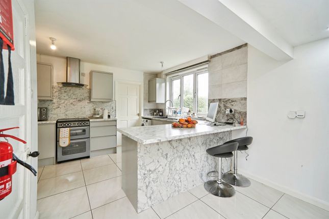 26, Alderton Rise, Leeds photo 4