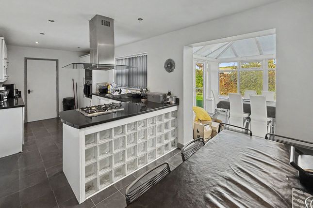 27 Waterdale Drive, Manchester photo 3