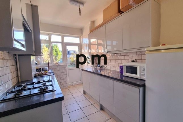 Room 2, 145, Connaught Gardens, Palmers Green photo 4