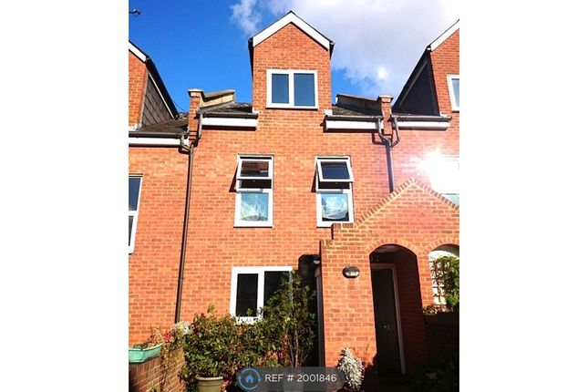 Terraced house to rent in Mayfield Road, London