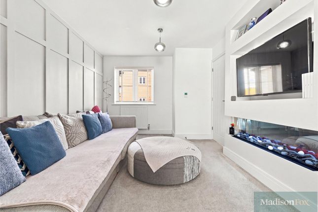 Five Oaks Lane, Chigwell photo 4