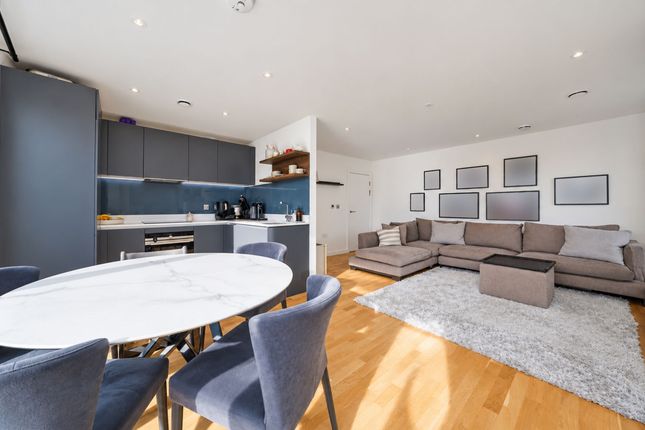 Flat 404, 20 Hawthorne Crescent, London photo 4