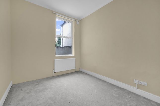 27 BUCKINGHAM RD, London photo 4