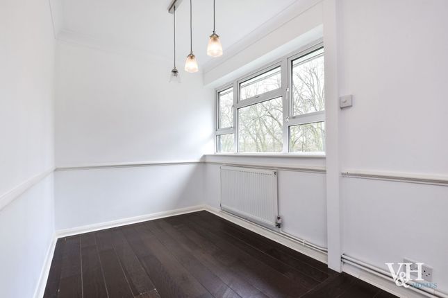 3 Woodlodge Woodfield Lane, Ashtead photo 4