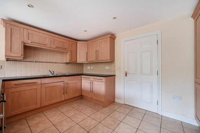 5, Howberry Chase, Surrey photo 4
