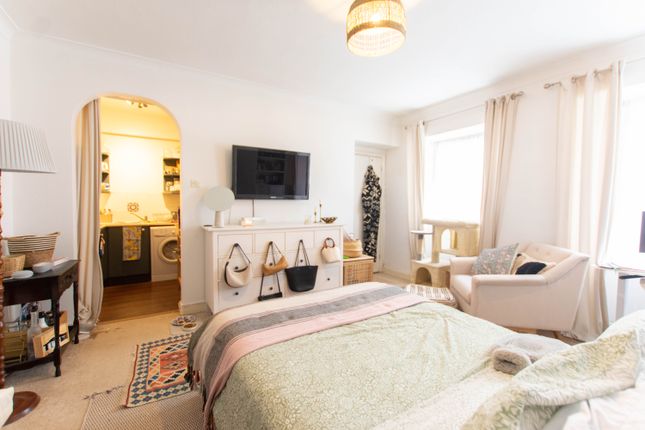 Basement Flat, Delamere, Cheltenham photo 2