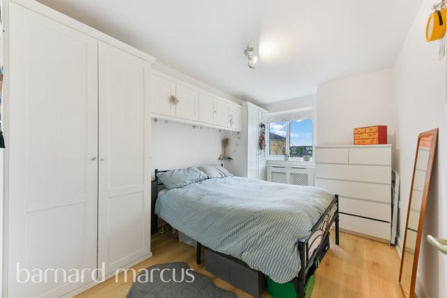 15, Beaver Close, Morden photo 4