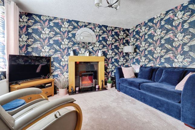 12, Hampton Close, Coalville photo 3