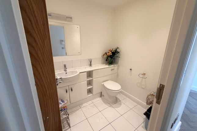 Hanover Avenue, London photo 3