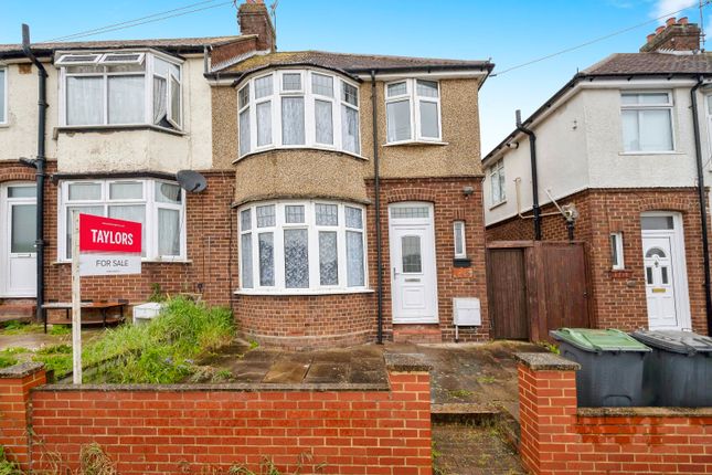 End terrace house for sale in Milton Road, Luton, Bedfordshire