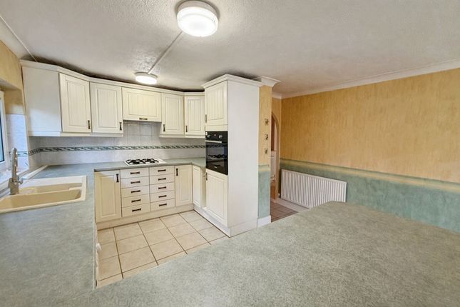 4 Giffords Cross Avenue, Stanford-Le-Hope photo 2