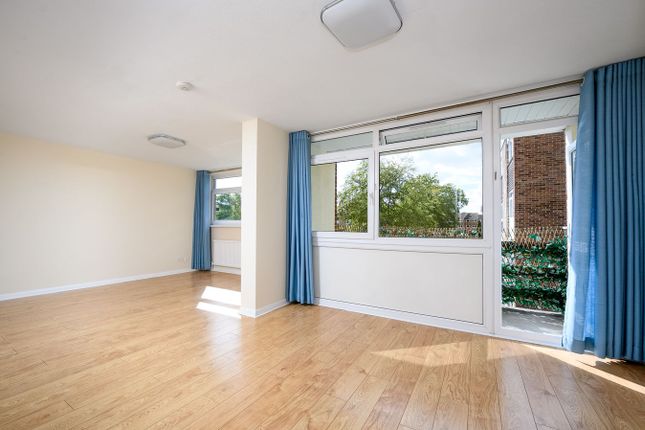 26, Trafalgar Drive, Walton-on-Thames photo 3