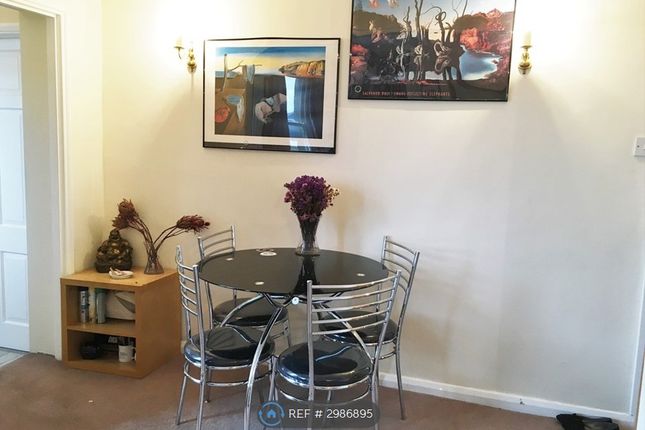 Flat, London photo 3