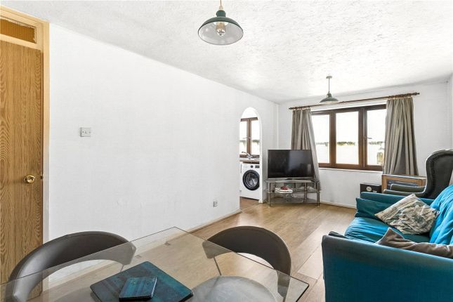 201, Riverside Close, London photo 4