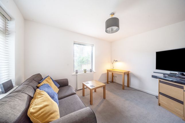 16, Woodley Court, Amersham photo 3