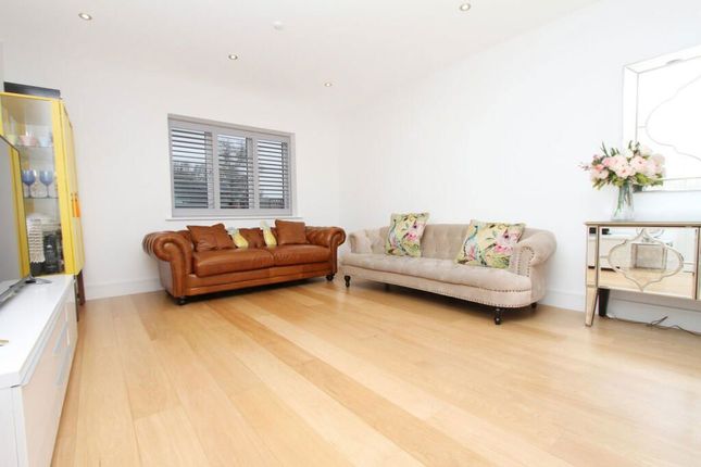 Flat 2 Bluebell House, 89 Ducks Hill Road, Northwood photo 3