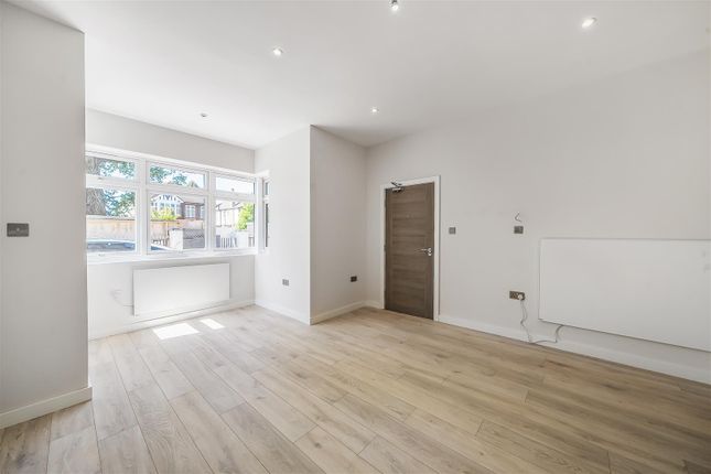 Flat 1, 28, Gunnersbury Avenue, London photo 3