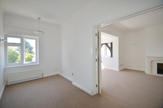 Flat 3, Hampton Court, Leigh On Sea photo 3