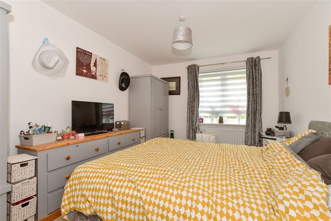 Shetland Close, Cranleigh photo 5