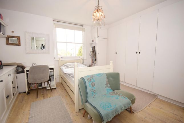 Flat to rent in Queens Road, Richmond