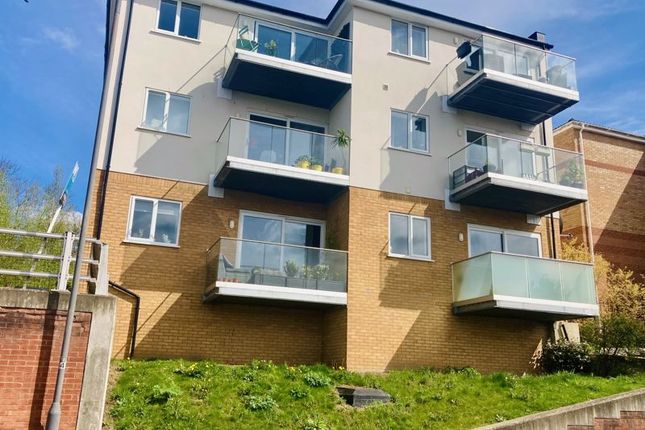 Thumbnail Flat for sale in Grove Gardens, High Wycombe