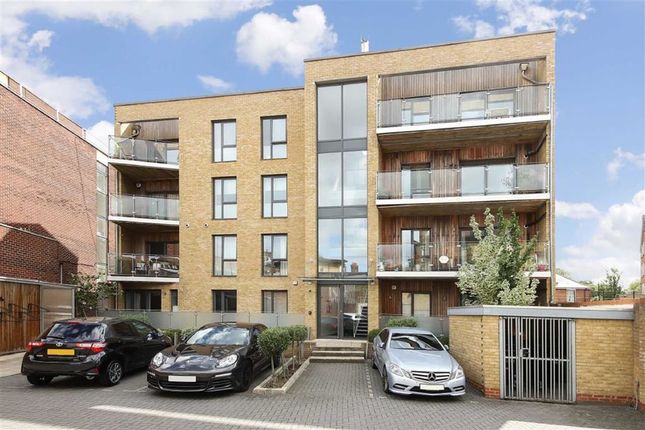 Thumbnail Flat to rent in St Peters Court, London