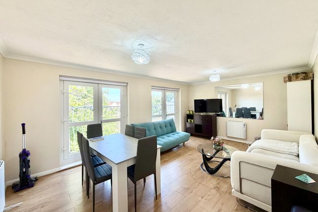Priory Court, 169,6, Sparrows Herne, Bushey photo 2
