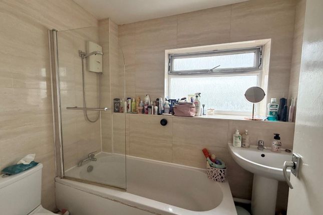 6 Hayley Court, Lodge Way, Ashford photo 4