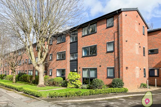 Thumbnail Flat to rent in Lennox House, Ray Park Avenue, Maidenhead, Berkshire