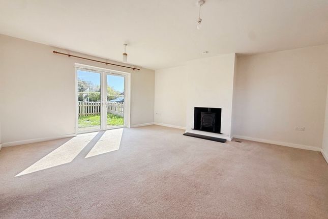 2 Royal Oak Close, Rye photo 2