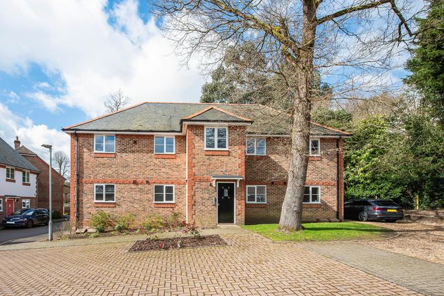 5, Netherwood Close, Midhurst photo 2