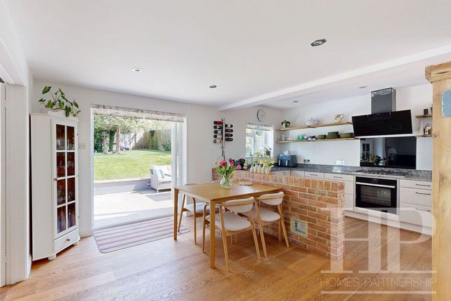25 The Millbank, Crawley photo 2