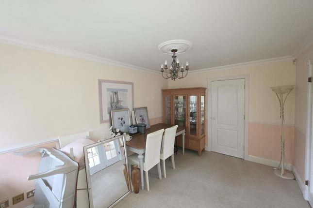 18 Dellwood Park, Caversham, Reading photo 4
