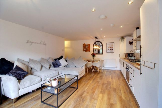Flat for sale in Carter Court, Hook