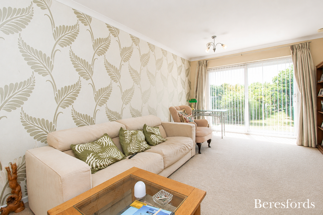 18, Hillcrest, Frinton-on-Sea photo 5