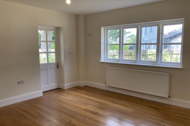 Living Room 1.Jpg
