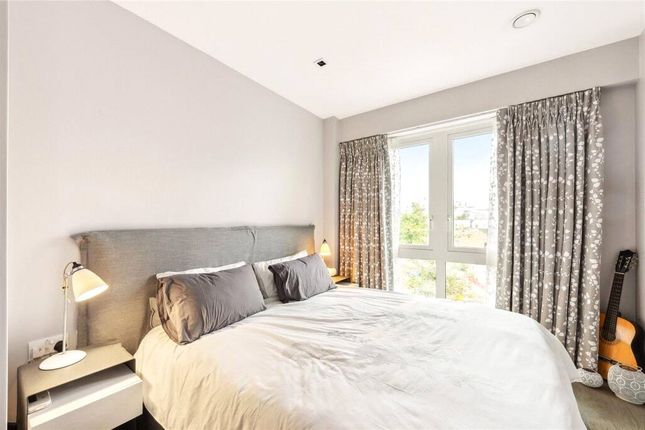 8 Kew Bridge Road, Hounslow photo 3