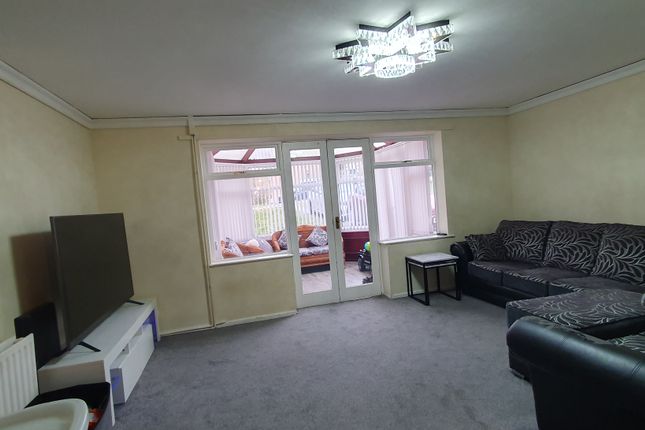 172, Hunters Park Avenue, Bradford photo 2