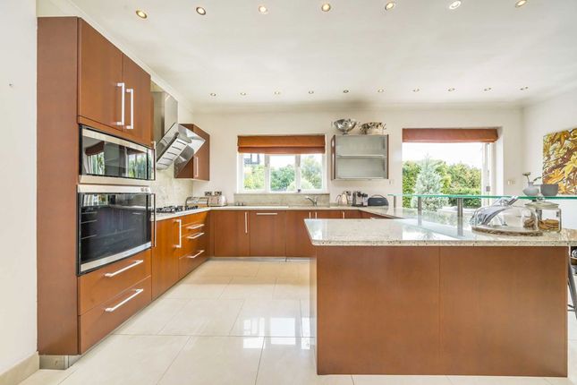 14, Orchard Avenue, London photo 4