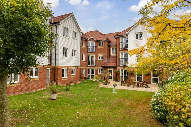 1-bed flat on 18 Eadhelm Court Penlee Close, Edenbridge, £150,000