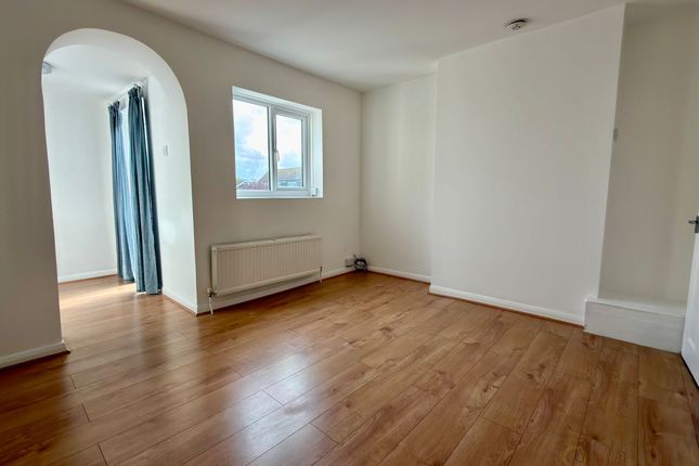 Studio flat on 94a South Coast Road, Peacehaven, £1,300/mo