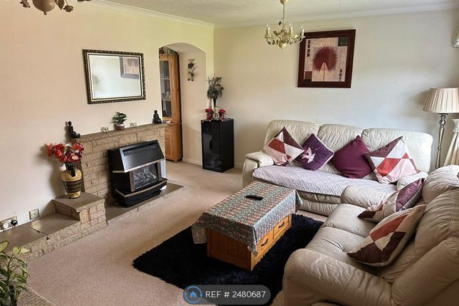 Aintree Close, Newbury photo 3