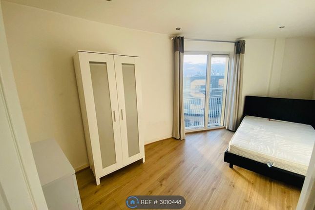 Flat, Fonda Court Premiere Place, London photo 3