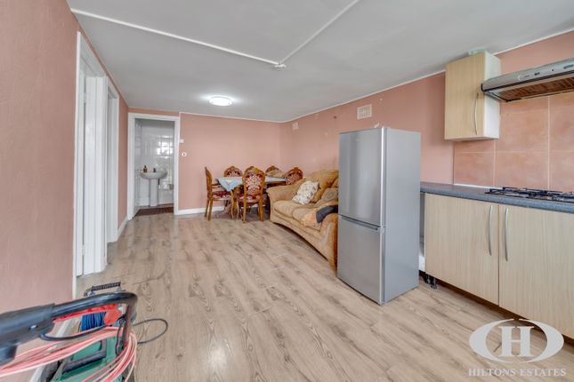110, Burns Avenue, Southall photo 2