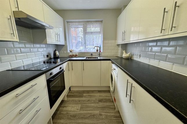 4 Kings Gate, Kings Road, Farncombe photo 3
