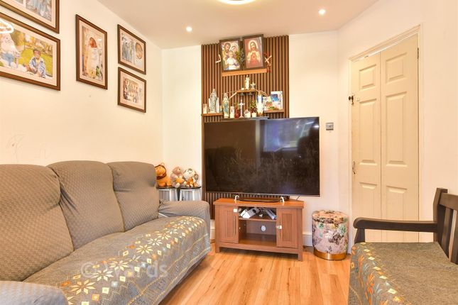 17, St. William's Way, Rochester photo 3