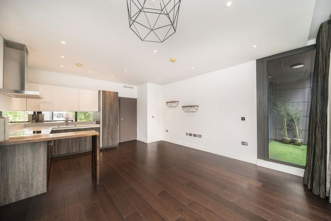 Apartment 202, Capital House, 4, Plaza Gardens, London photo 4