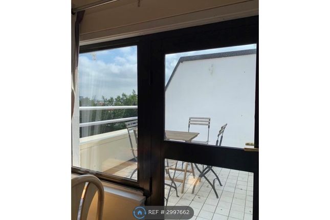 Flat, Rowan Court Garnies Close, London photo 4