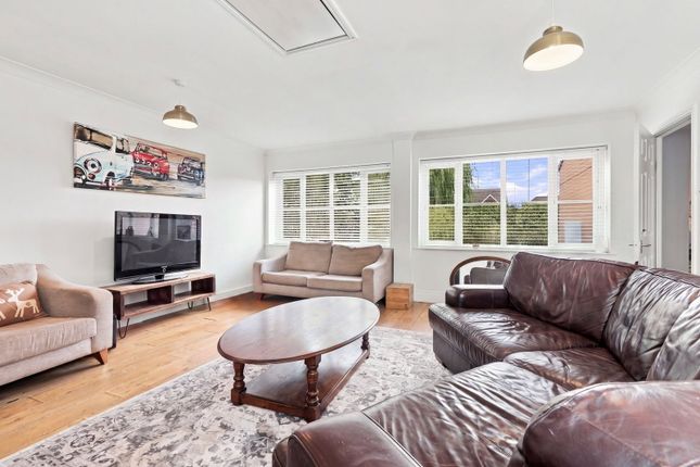 60, Laburnum Way, Rayleigh photo 2