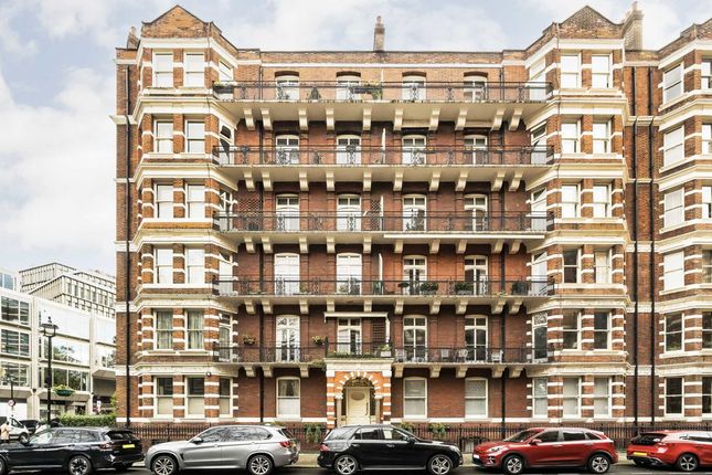 Flat to rent in Ashley Gardens, Ambrosden Avenue, London